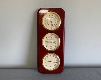 Vintage thermometer, hygrometer, barometer on wood - Celsius and Fahrenheit