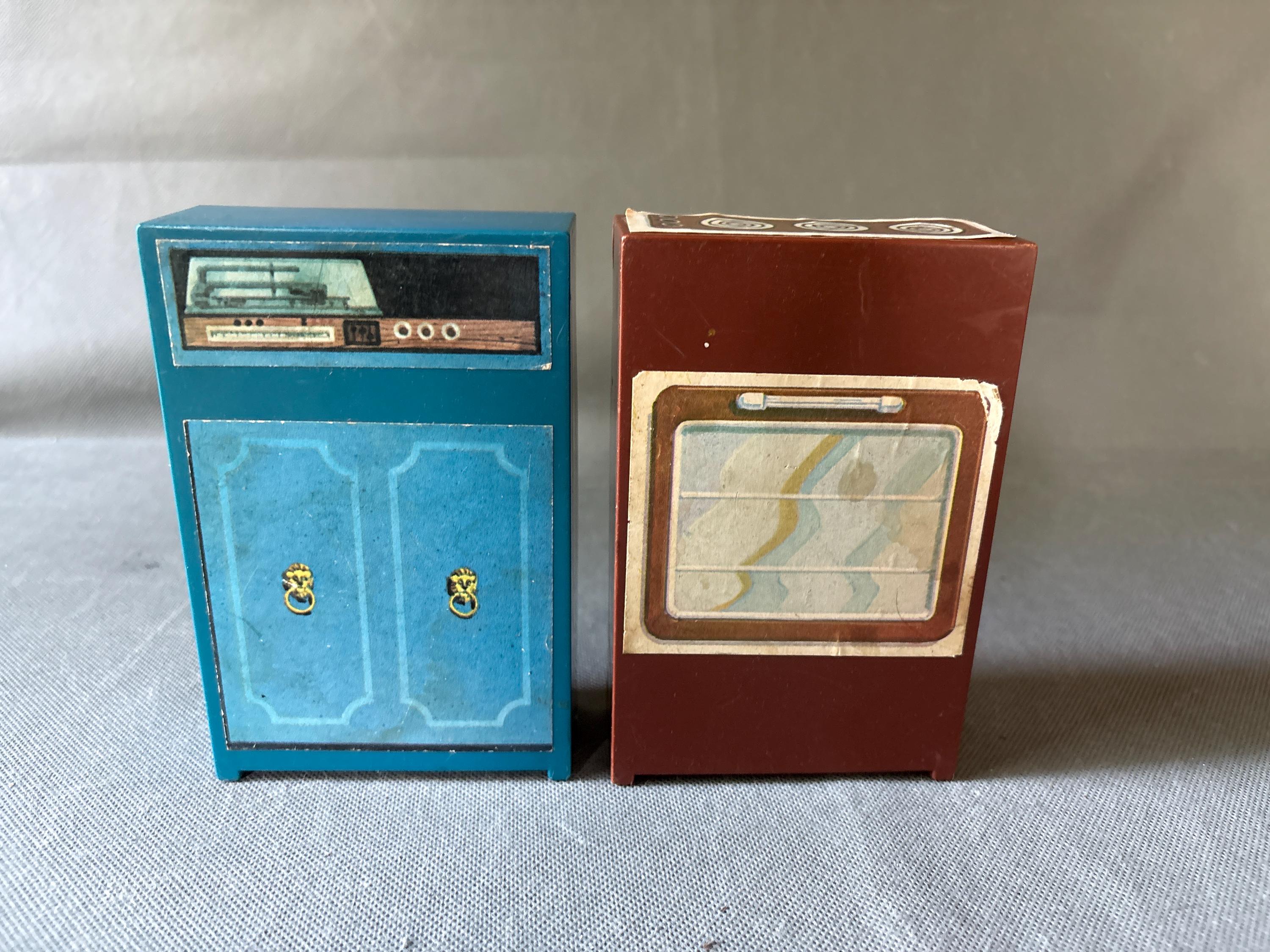 Meubles Barbie vintage - Four des années 1970-80 et meuble stéréo avec décalcomanies