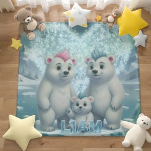 Könnte beinhalten: Eine Babydecke mit einer Familie von Cartoon-Eisbären mit rosa und blauen Irokesen-Frisuren, vor einer Schneelandschaft. Der Name "LIAM" ist in eisartigen Buchstaben auf der Decke zu sehen. Sternförmige Kissen und Teddybären umgeben die Decke.
