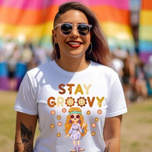 Camiseta Stay Groovy Retro anos 70 Hippie Girl Peace Sign Graphic Tee Festival Boho Vintage Gift Flower Power Shirt para mulheres Camisa Boho Vintage