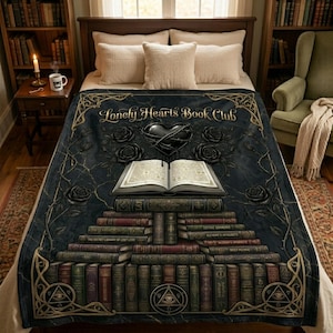 Könnte beinhalten: Eine dunkelblaue Decke mit dem Text "Lonely Hearts Book Club" und einem Design mit Büchern, Rosen und einem Herzen. Die Decke hat ein gotisches Thema und eignet sich für ein Bett oder eine Couch.
