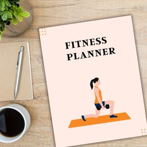 Könnte beinhalten: Ein Fitnessplaner mit den Worten "FITNESS PLANNER" in fetter schwarzer Schrift. Der Planer zeigt eine Illustration einer Person, die mit Kurzhanteln auf einer orangefarbenen Matte trainiert. Ein Stift, ein Notizbuch und eine Kaffeetasse sind ebenfalls sichtbar.