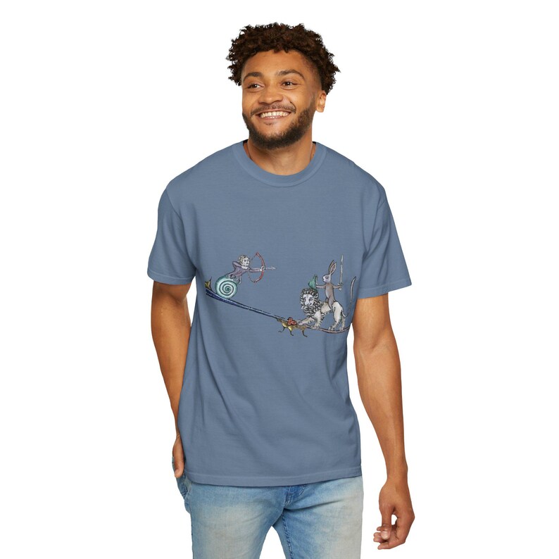 Mittelalterliches Kanninchen vs Schnecken Bogenschütze T-Shirt: Zauberhafte Handschriftenkunst Bild 8