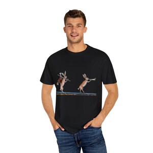 Camiseta de cazador de conejos medieval: arte manuscrito caprichoso imagen 6