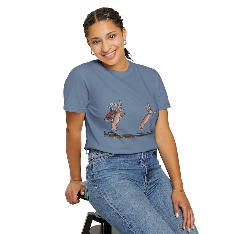 Camiseta de cazador de conejos medieval: arte manuscrito caprichoso imagen 8