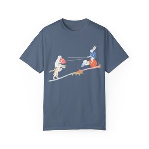 Camiseta de conejo de justas medievales: arte manuscrito caprichoso Blue Jean