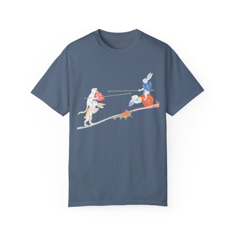 Camiseta de conejo de justas medievales: arte manuscrito caprichoso Blue Jean
