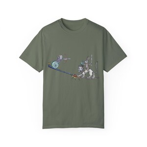 Mittelalterliches Kanninchen vs Schnecken Bogenschütze T-Shirt: Zauberhafte Handschriftenkunst Moss