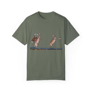 Camiseta de cazador de conejos medieval: arte manuscrito caprichoso Moss