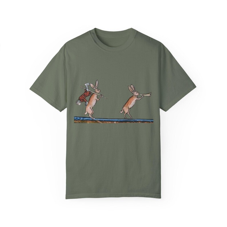 Camiseta de cazador de conejos medieval: arte manuscrito caprichoso Moss