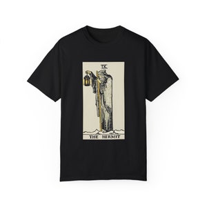 Die Einsiedler Tarot Karte, Premium T-Shirt. Repräsentiert Innenschau und Weisheit, die verwendet werden, um innere Führung und spirituelle Erleuchtung zu suchen.