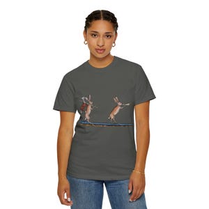 Camiseta de cazador de conejos medieval: arte manuscrito caprichoso imagen 7
