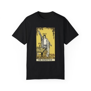 Die Magier Tarot Karte, Premium T-Shirt. Symbolisiert Manifestation, Kraft und den Einsatz der eigenen Talente und Ressourcen. Reiter-Waite