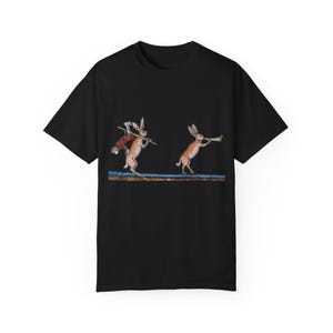 Camiseta de cazador de conejos medieval: arte manuscrito caprichoso Black
