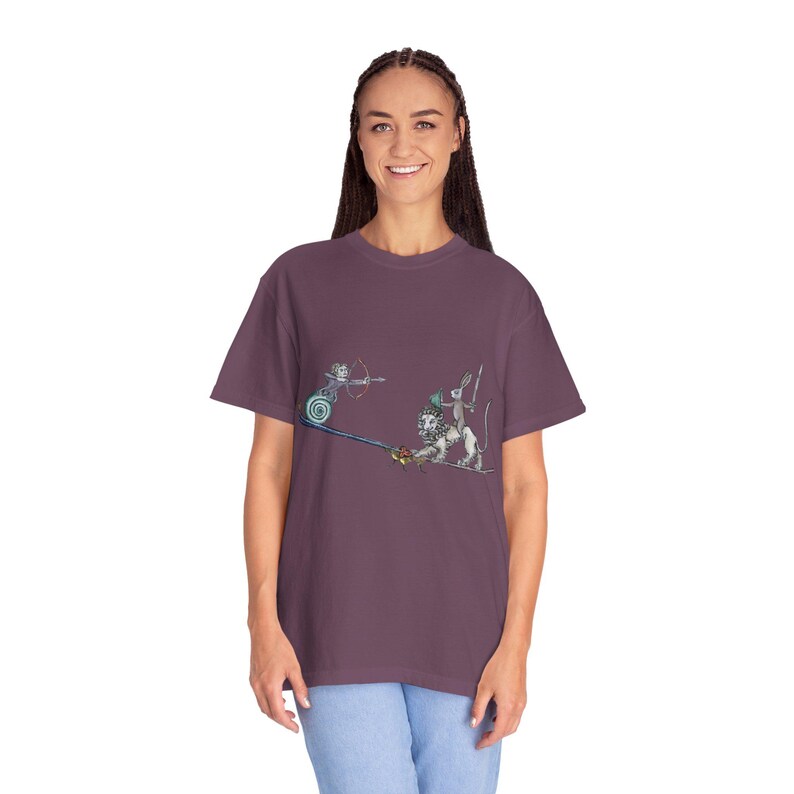 Mittelalterliches Kanninchen vs Schnecken Bogenschütze T-Shirt: Zauberhafte Handschriftenkunst Bild 9