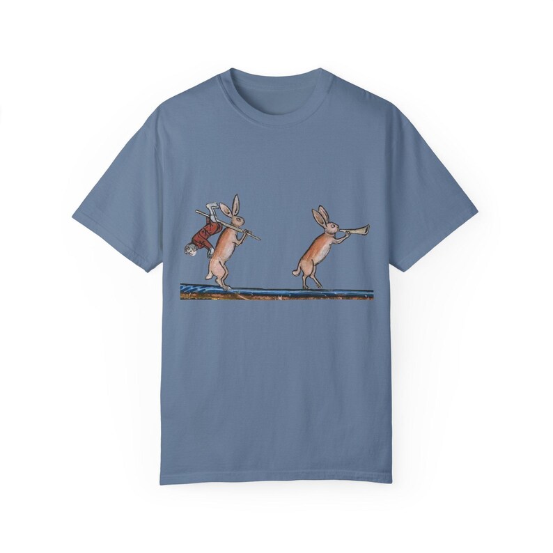 Camiseta de cazador de conejos medieval: arte manuscrito caprichoso Blue Jean