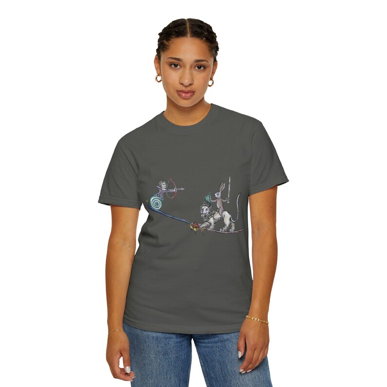 Mittelalterliches Kanninchen vs Schnecken Bogenschütze T-Shirt: Zauberhafte Handschriftenkunst Bild 7