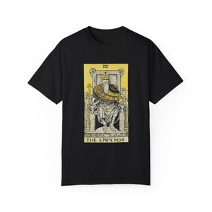 La carte du tarot de l'empereur, t-shirt premium. L'Empereur représente le contrôle, l'ordre et l'établissement de l'ordre public par une gouvernance ferme, mais juste.