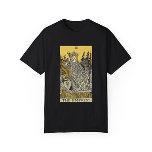 La carte de tarot de l'impératrice, t-shirt premium. Symbolise les soins maternels, la sensualité, l'amour inconditionnel et la force créatrice de la nature.