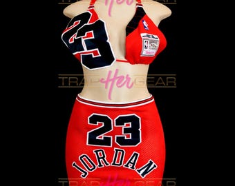 Conjunto de top de bikini y minifalda estilo camiseta de baloncesto – Atuendo deportivo urbano