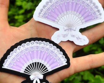 Vikbar fläktklistermärke med lavendelfärgad spets: Lila viktoriansk fläkt, kokettdekor, lolita-estetik, romantisk gotik, vintage spetsfläkt