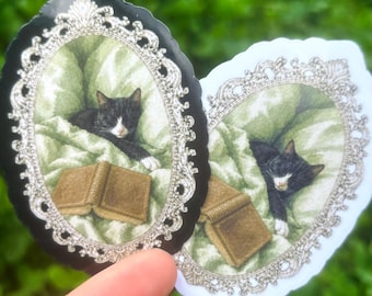 Klistermärke med sovande smokingkatt: Klistermärke för bokälskare, klistermärke för läsande katt, present till mysig läsare, kattkonst från Cottagecore, katt från Dark Academia