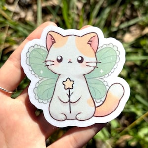 Sticker vinyle fée chat - mignon fée kitty, sticker animal Chibi, créature magique Kawaii Fae, adorable chaton sorcière nature magique aile & baguette