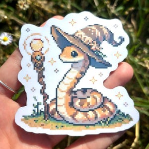 Sticker serpent sorcière en vinyle - Sticker serpent holographique, serpent mignon Pixel Art portant un chapeau, sticker reptile kawaii, magie d'automne automne sorcière