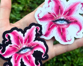 Rosa tigerliljeöga-klistermärke: Surrealistiskt blommaöga-klistermärke, gotisk botanisk konst, fantasyblommig vinyldekal, Whimsigoth-liljeklistermärke, blått öga