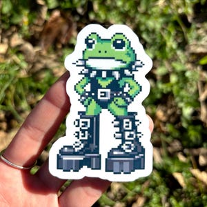 Sticker vinyle grenouille gothique - Sticker grenouille punk holographique, sticker grenouille Queer mignon, grenouille gothique Pixel Art portant des bottes à plateforme et col à crampons