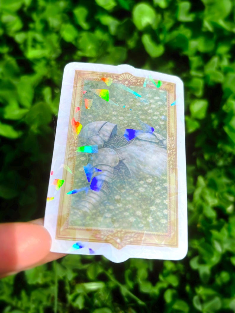 Puede incluir: Una pegatina rectangular con borde y detalles hologr&aacute;ficos. La pegatina presenta una ilustraci&oacute;n detallada de un caballero con armadura sobre un fondo floral. La imagen tiene una est&eacute;tica vintage, con un marco dorado.