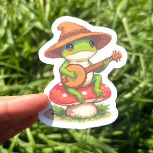 Sticker grenouille banjo - Sticker Cottagecore mignon, Sticker grenouille champignon, Sticker grenouille assise sur un champignon vénéneux, Sticker grenouille Pixel Art