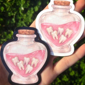 Rosa tänder-drycksklistermärke: Obehaglig söt anatomikonst, kawaii gore-tandklistermärke, gotiskt drycksklistermärke, pastellgoth-estetik bild 2