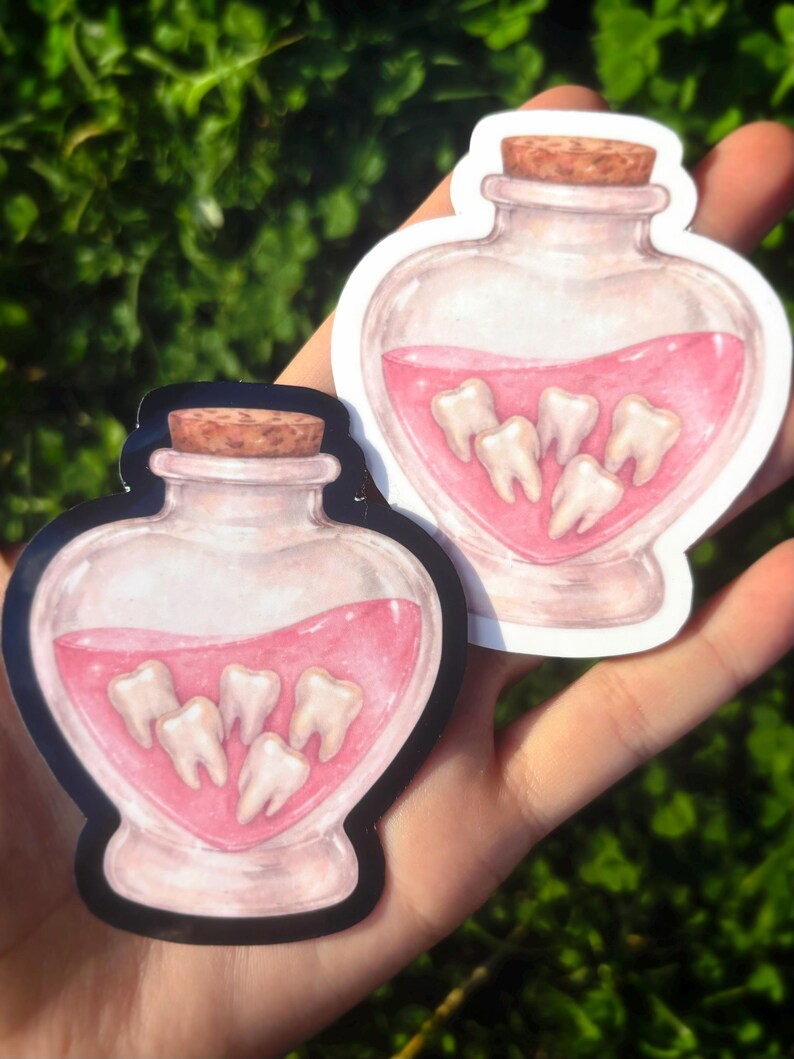 Rosa tänder-drycksklistermärke: Obehaglig söt anatomikonst, kawaii gore-tandklistermärke, gotiskt drycksklistermärke, pastellgoth-estetik bild 2