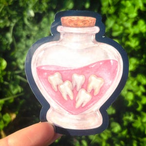 Rosa tänder-drycksklistermärke: Obehaglig söt anatomikonst, kawaii gore-tandklistermärke, gotiskt drycksklistermärke, pastellgoth-estetik bild 4