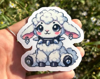 以下が含まれることがあります： 白いピクセルで描かれた子羊で、黒いスタッズのついた首輪とピンクの耳をしています。子羊は大きく黒い目をしており、白い背景に座っています。