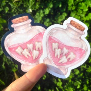 Rosa tänder-drycksklistermärke: Obehaglig söt anatomikonst, kawaii gore-tandklistermärke, gotiskt drycksklistermärke, pastellgoth-estetik bild 1