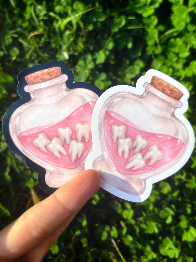 Rosa tänder-drycksklistermärke: Obehaglig söt anatomikonst, kawaii gore-tandklistermärke, gotiskt drycksklistermärke, pastellgoth-estetik bild 1