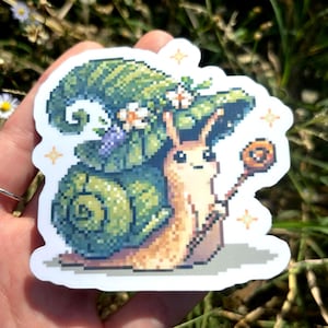 Escargot sorcière vinyle autocollant - autocollant holographique escargot, limace pixel art mignon coiffé d'un chapeau de sorcière, Halloween effrayant sorcière automne automne magique