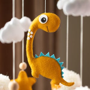 Baby-Mobile. Krippe Mobile Dino. Dinosaurier Mobile Baby. Dino Kinderzimmer Dekor. Filz Baby Mobile. Mobile Schätzchen. Baby Dinosaurier. Kinderzimmer Mobile