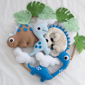 Baby-Mobile. Krippe Mobile Dino. Dinosaurier Mobile Baby. Dino Kinderzimmer Dekor. Filz Baby Mobile. Mobile Schätzchen. Baby Dinosaurier. Kinderzimmer Mobile