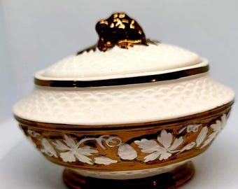 Wade England sockerskål elfenbensfärgade blad på guldkant fiskfjäll texturhöjdpunkter