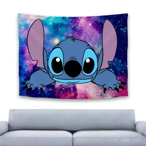 ディズニー リロ アンド スティッチ 壁掛けタペストリー、リロ アンド スティッチ 壁掛け、アニメ カスタム タペストリー、壁掛けルーム アート デコレーション、アニメ 壁掛けタペストリー