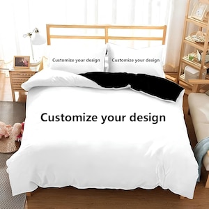 Puede incluir: Juego de cama blanco y negro con el texto "Personaliza tu dise&ntilde;o" impreso en la funda n&oacute;rdica. El juego de cama incluye una funda n&oacute;rdica y dos fundas de almohada.