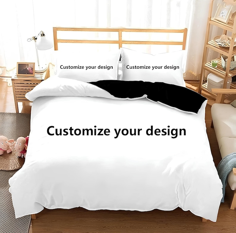 Puede incluir: Juego de cama blanco y negro con el texto "Personaliza tu dise&ntilde;o" impreso en la funda n&oacute;rdica. El juego de cama incluye una funda n&oacute;rdica y dos fundas de almohada.