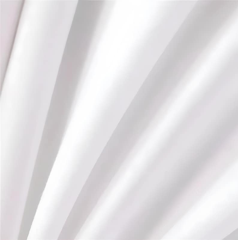 Puede incluir: Tela blanca con pliegues y arrugas suaves. La tela es lisa y tiene un brillo sutil.