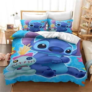 Puede incluir: Un juego de cama azul y blanco con Stitch de Lilo & Stitch. La funda n&oacute;rdica presenta una imagen grande de Stitch con los brazos cruzados, y una imagen m&aacute;s peque&ntilde;a de Angel, la novia de Stitch. El fondo es azul claro con flores blancas y estrellas.