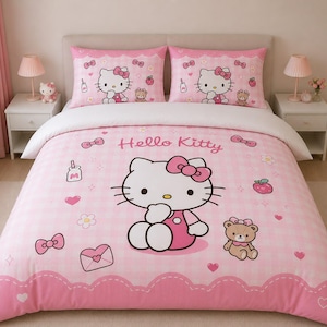 Puede incluir: Un juego de cama con estampado de cuadros vichy en rosa y blanco con Hello Kitty. La funda nórdica muestra un gráfico grande de Hello Kitty, el texto Hello Kitty, un osito de peluche, corazones, lazos y cartones de leche. Incluye dos fundas.