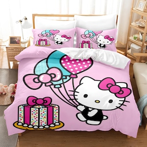 Può includere: Set di biancheria da letto Hello Kitty rosa con un personaggio Hello Kitty bianco e rosa che tiene palloncini e una scatola regalo rosa e bianca con pois colorati. Il set di biancheria da letto comprende una federa, due federe per cuscini e un lenzuolo con angoli.