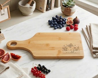 Tabla de cortar de nogal con mariposa personalizada, tabla de servir de cocina floral con nombre personalizado